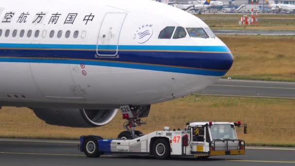 Flugzeug wird aus dem Verkehr gezogen — Stockvideo