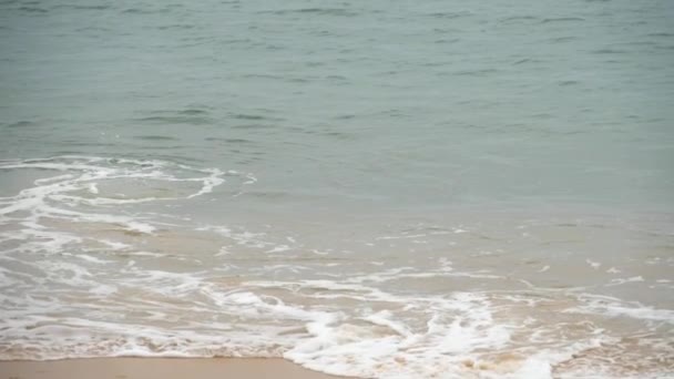 Olas en una playa de arena — Vídeos de Stock