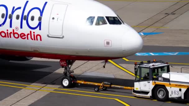 Airbus A320 linii airberlin do holowania — Wideo stockowe