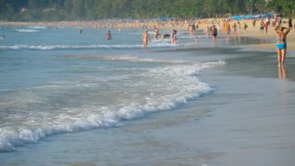 Turistas en la playa de Karon — Vídeo de stock
