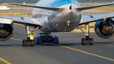 Uçak servise çekiliyor.