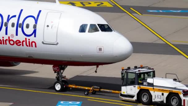 Airbus A320 linii airberlin do holowania — Wideo stockowe