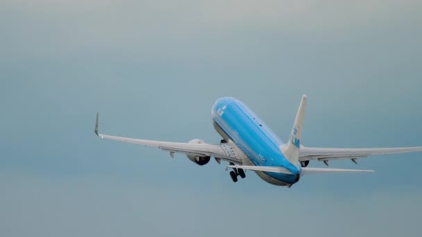KLM Boeing 737 vertrek — Stockvideo