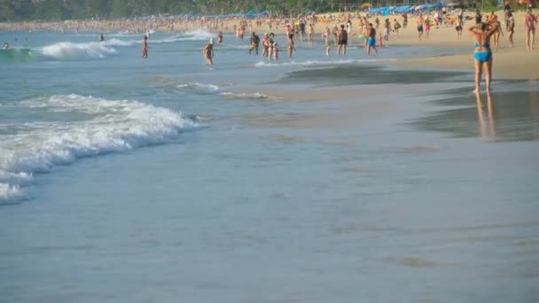 Touristes sur Karon Beach — Video