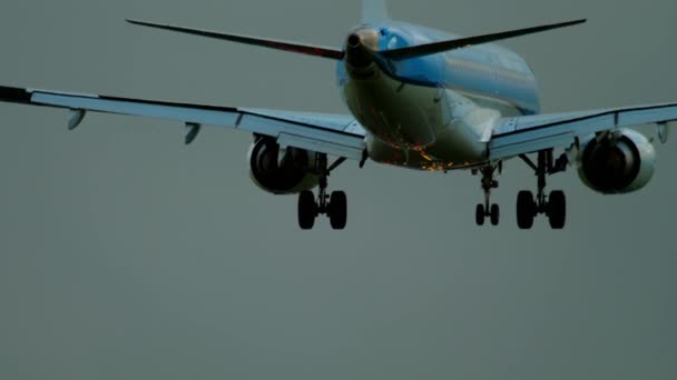 KLM Cityhopper Embraer 175 aterrizaje — Vídeos de Stock