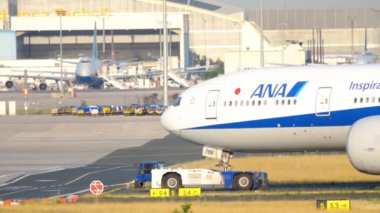 Uçak servise çekiliyor.