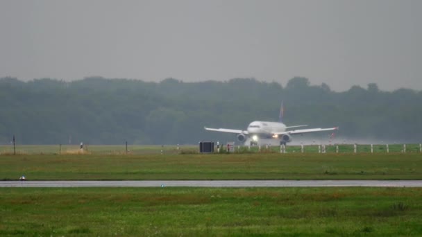 Avión aterrizando con tiempo lluvioso — Vídeo de stock