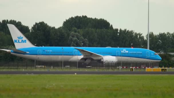 KLM Dreamliner taxiën voor vertrek — Stockvideo