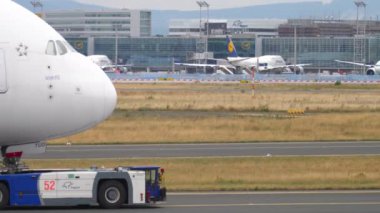 Servis dışı uçak çekici.