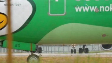 Phuket, Tayland - 26 Kasım 2017: Nok Air Boeing 737 Hs-Phuket Havaalanı başlangıç için Taksilemek twaits. Mai Khao beach