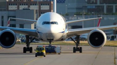 Uçak servise çekiliyor.