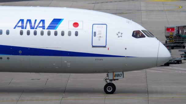 787 Dreamliner rollt an — Stockvideo