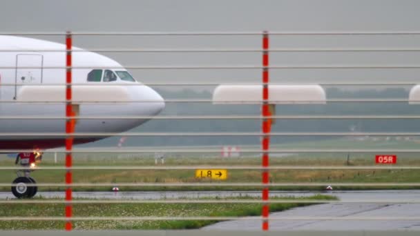 Avião taxiando após a aterragem — Vídeo de Stock