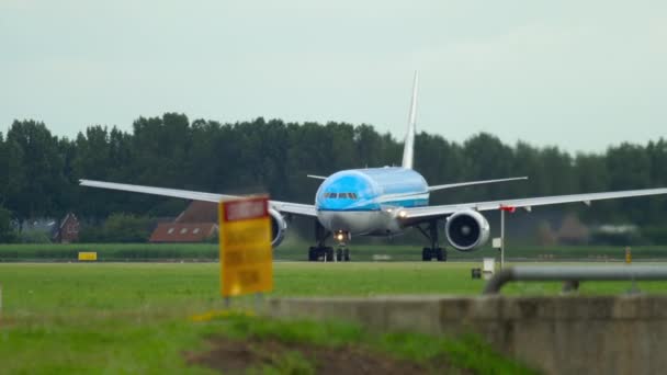 KLM Boeing 777 — стоковое видео