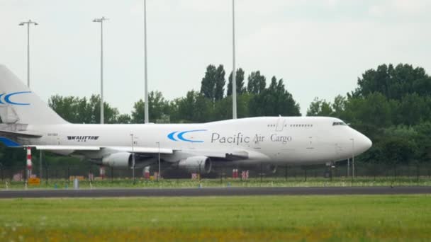 Velkokapacitní airfreighter pojíždění před odjezdem — Stock video