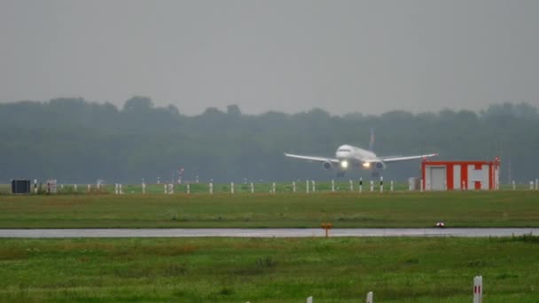 Avião pousando em tempo chuvoso — Vídeo de Stock