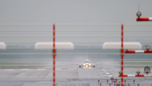 Vertrek van het vliegtuig bij regen — Stockvideo