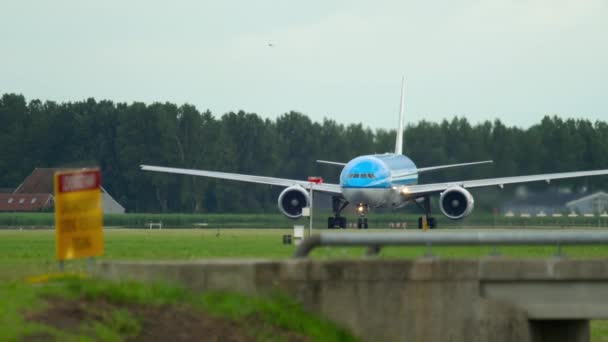 KLM Boeing 777 — стоковое видео