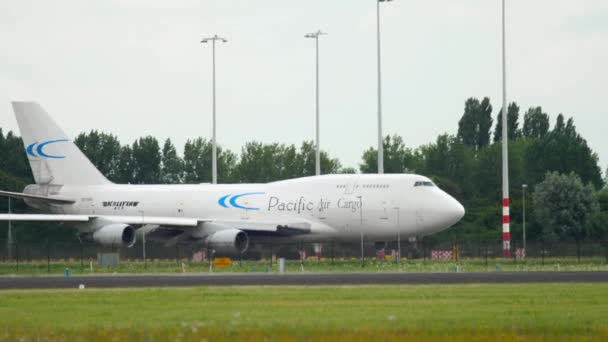Widebody airfreighter taxiing before departure — Stock Video