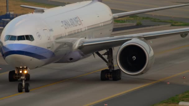 China Airlines Boeing 777 taxning — Stockvideo