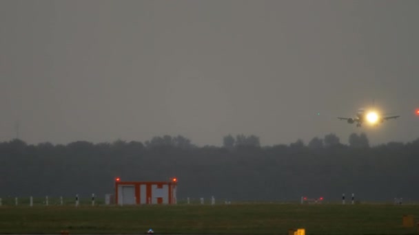 飞机在阴雨天气逼近 — 图库视频影像