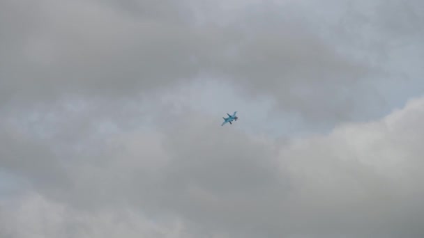 苏霍伊 Su-34 后卫在示范飞行期间 — 图库视频影像