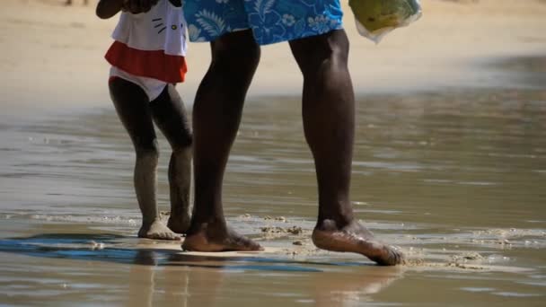 Pai e filha brincando na praia — Vídeo de Stock