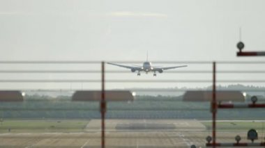 Geniş gövdeli uçak yaklaşıyor.