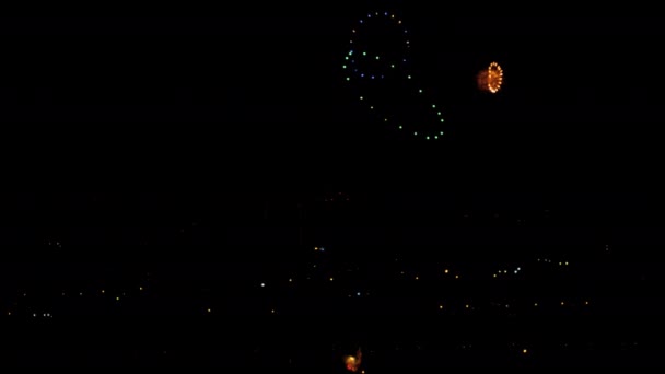 Fuegos artificiales parpadeando en el cielo de vacaciones noche — Vídeo de stock