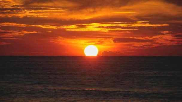 Naranja puesta de sol sobre el océano — Vídeos de Stock