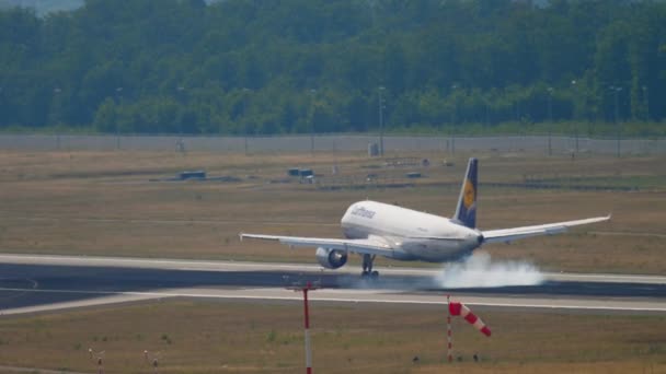 Lufthansa Airbus 320 aterragem — Vídeo de Stock