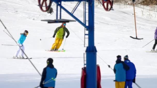 Amateur skiërs afdaling — Stockvideo