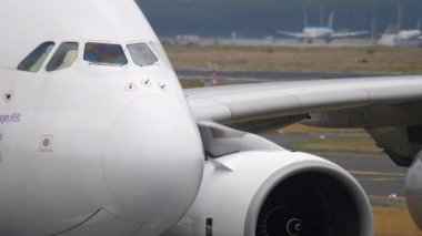 Servis dışı uçak çekici.