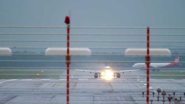 Salida del avión bajo la lluvia — Vídeos de Stock