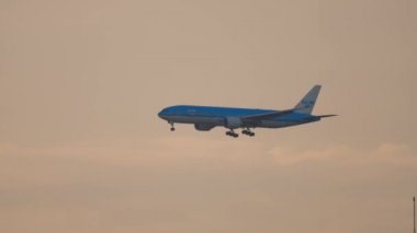 KLM Boeing 777 yaklaşıyor