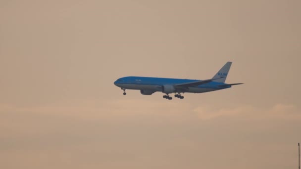 KLM Boeing 777 se aproximando — Vídeo de Stock