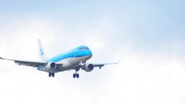 KLM Cityhopper Embraer närmar sig — Stockvideo
