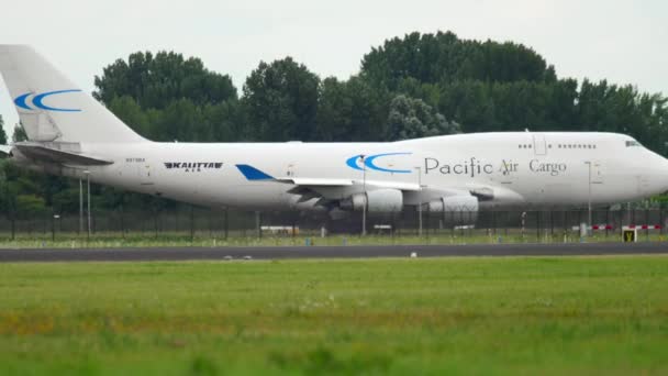 Velkokapacitní airfreighter pojíždění před odjezdem — Stock video