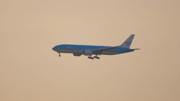 Klm boeing 777 nähert sich — Stockvideo