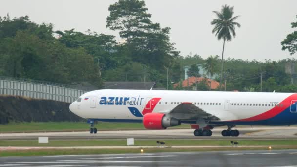 Boeing 767 rodaje en el aeropuerto de Phuket — Vídeo de stock