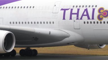 Servis dışı uçak çekici.