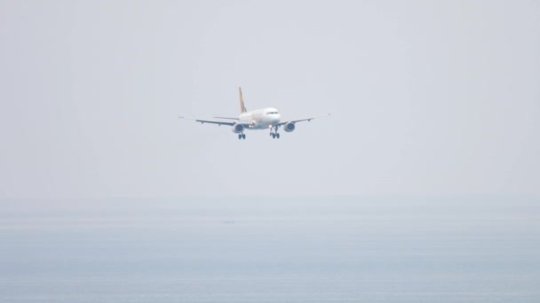 Airbus 320 acercándose sobre el océano — Vídeo de stock