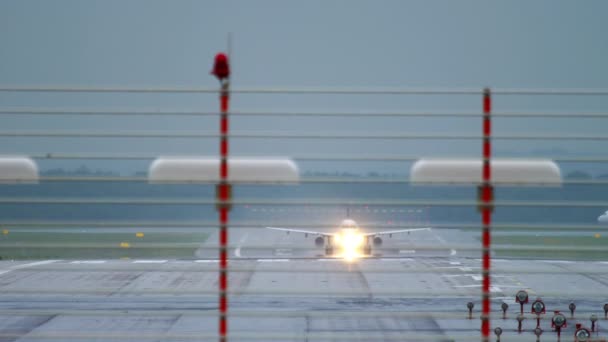 Salida del avión bajo la lluvia — Vídeo de stock