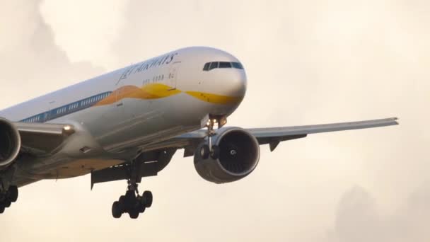 Jet Airways Boeing 777 acercándose — Vídeo de stock