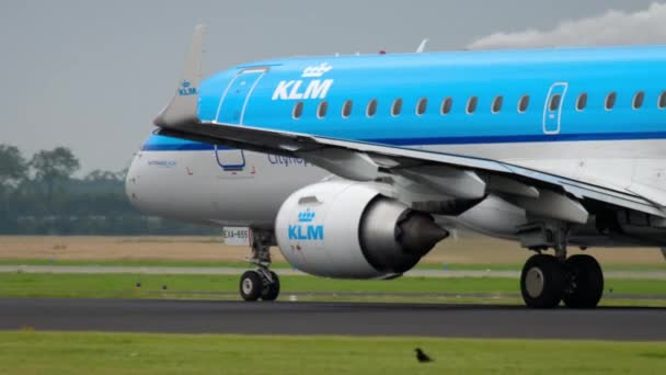 KLM Cityhopper Embraer 190 versnellen — Stockvideo