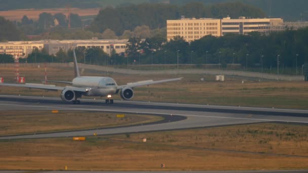 德国美因河畔法兰克福 2017年7月17日 卡塔尔航空公司波音777飞机在777跑道降落后制动 弗拉波特 德国法兰克福 — 图库视频影像