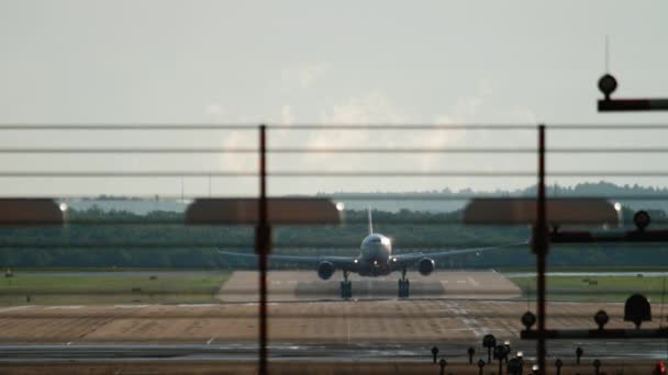 Avión ahumado aterrizaje — Vídeo de stock