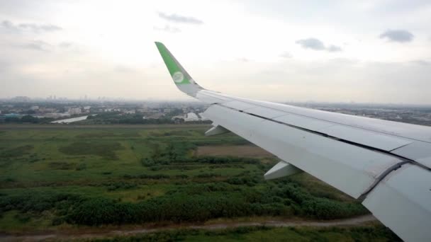 Flugzeug im Sinkflug vor der Landung — Stockvideo