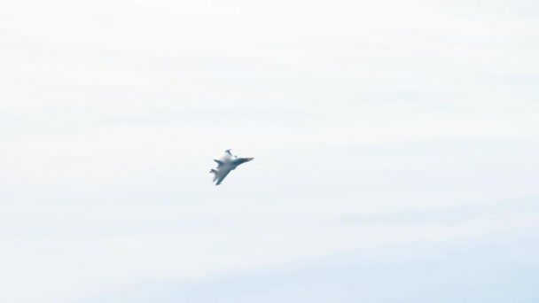 시범 비행 중 수호이 Su-34 풀백 — 비디오