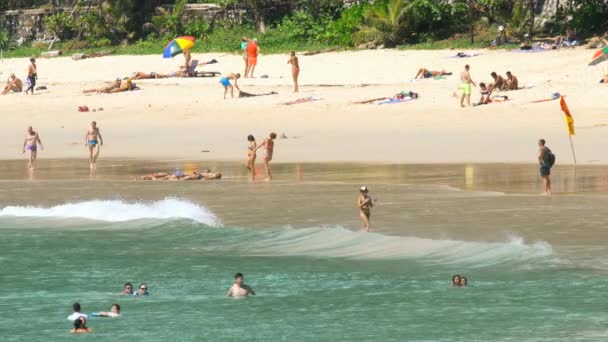 푸 켓에 Nai 손 사 해변에 높은 계절 — 비디오